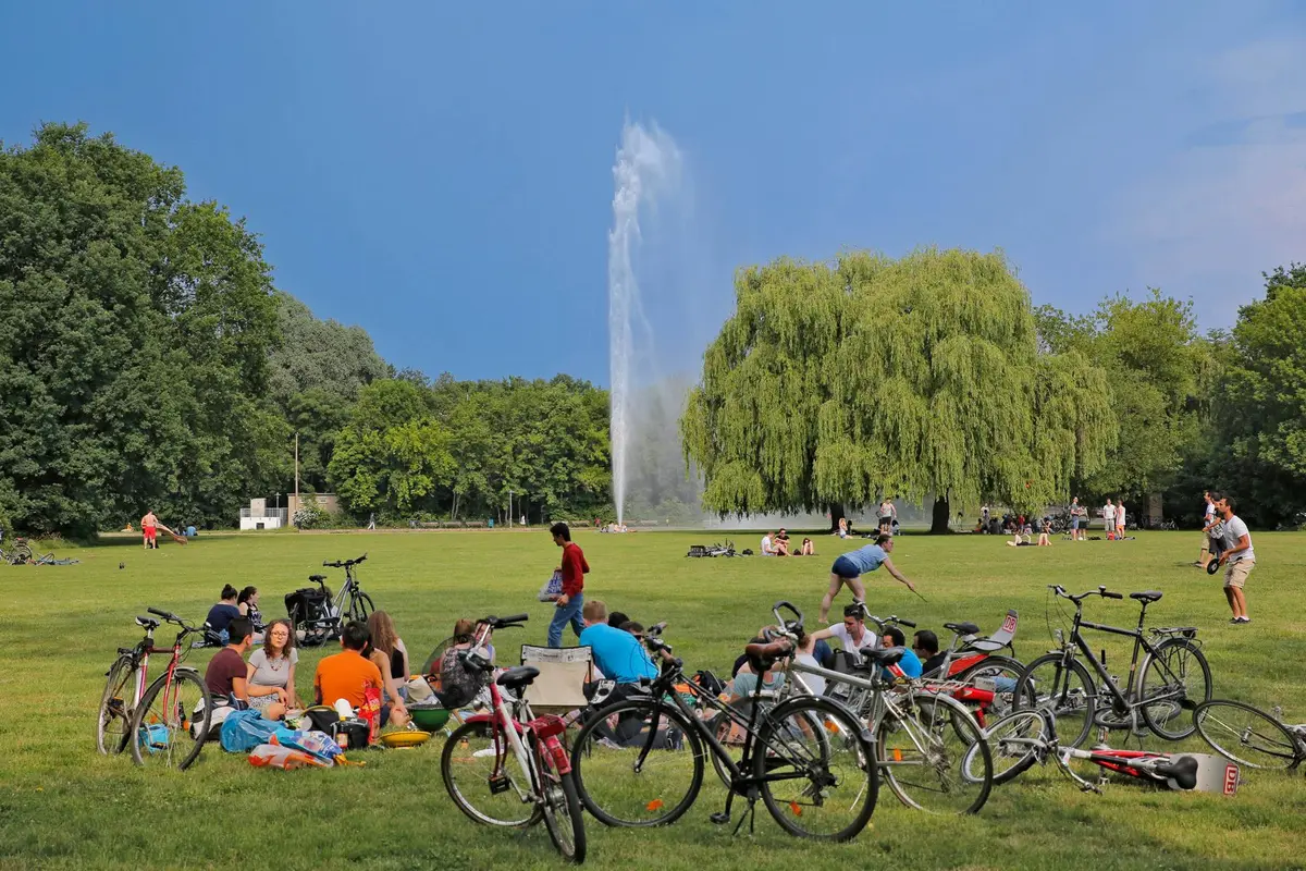 Sommer an der Ziegelwiese: Viele Leute tummeln sich mit ihren Fahrrädern an der Peißnitz